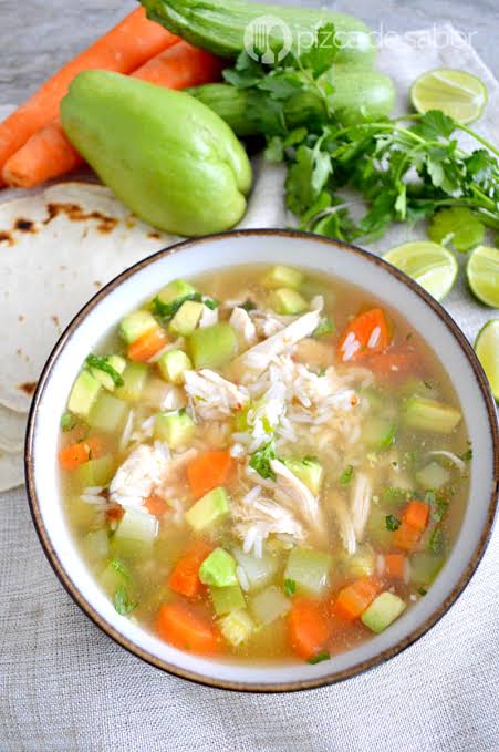 Caldo de pollo con verduras